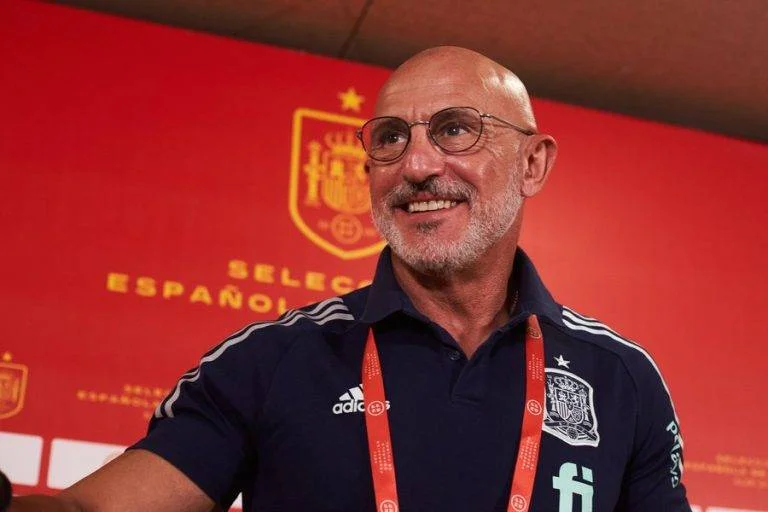 Spain: “Spain’s Coach Luis de la Fuente Signs Contract Extension until 2026, Leading the Team into the Next World Cup”