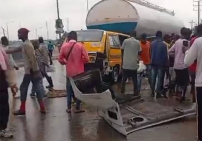 Nigeria: Five injured as tanker collide with bus in Lagos