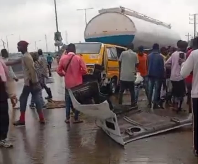 Nigeria: Five injured as tanker collide with bus in Lagos