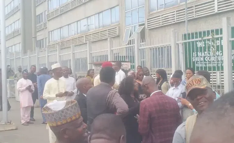 Nigeria: Retired soldiers block Finance Ministry over unpaid benefits